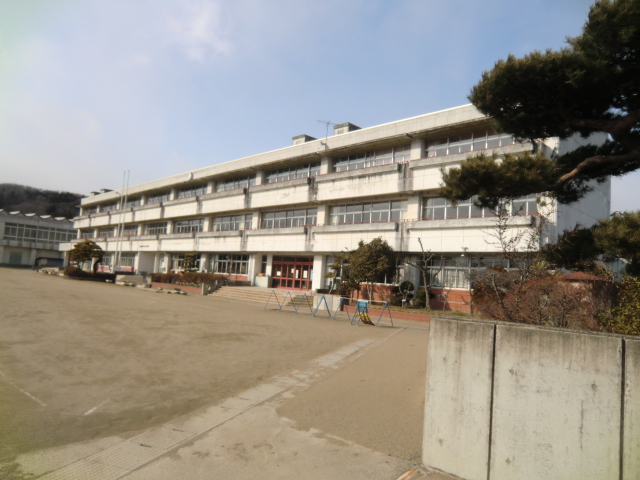 Primary school. 405m until Ōgawara stand Kanagase elementary school (elementary school)