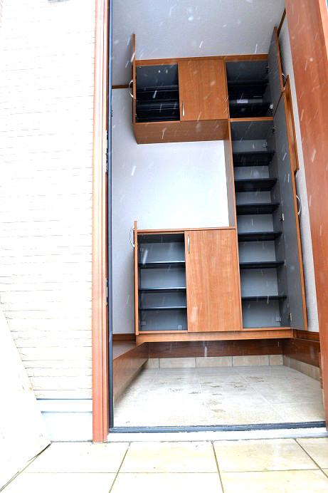 Entrance. Same specifications