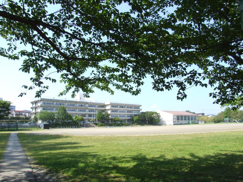 Primary school. Suginoiri until elementary school 880m