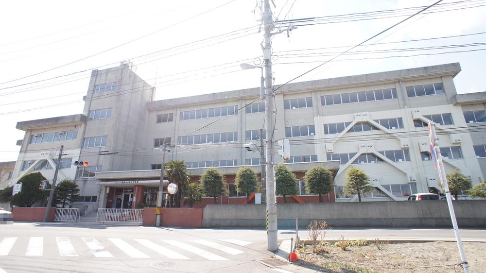 Junior high school. 1350m to the third junior high school