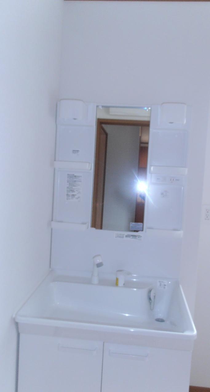 Wash basin, toilet. Indoor (09 May 2013) Shooting