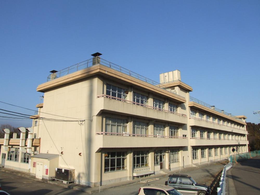 Junior high school. Tamagawa 670m until junior high school