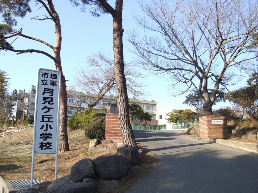 Primary school. Moon months hill to elementary school 380m