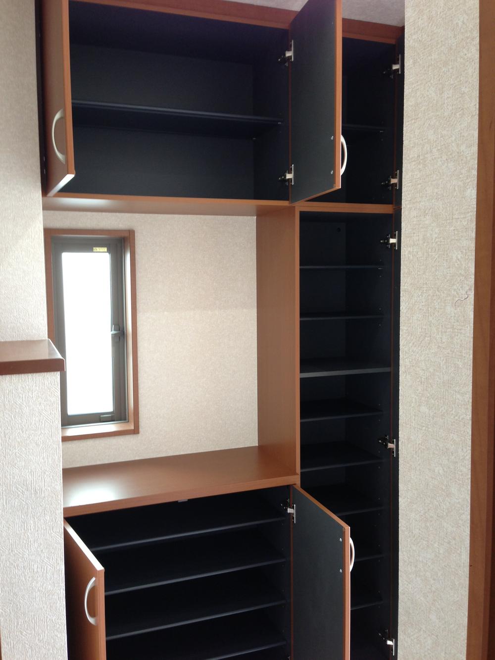 Other Equipment. There entrance storage (same specifications) storage space is a lot! Wife of shoes collection can also be all housed ...?