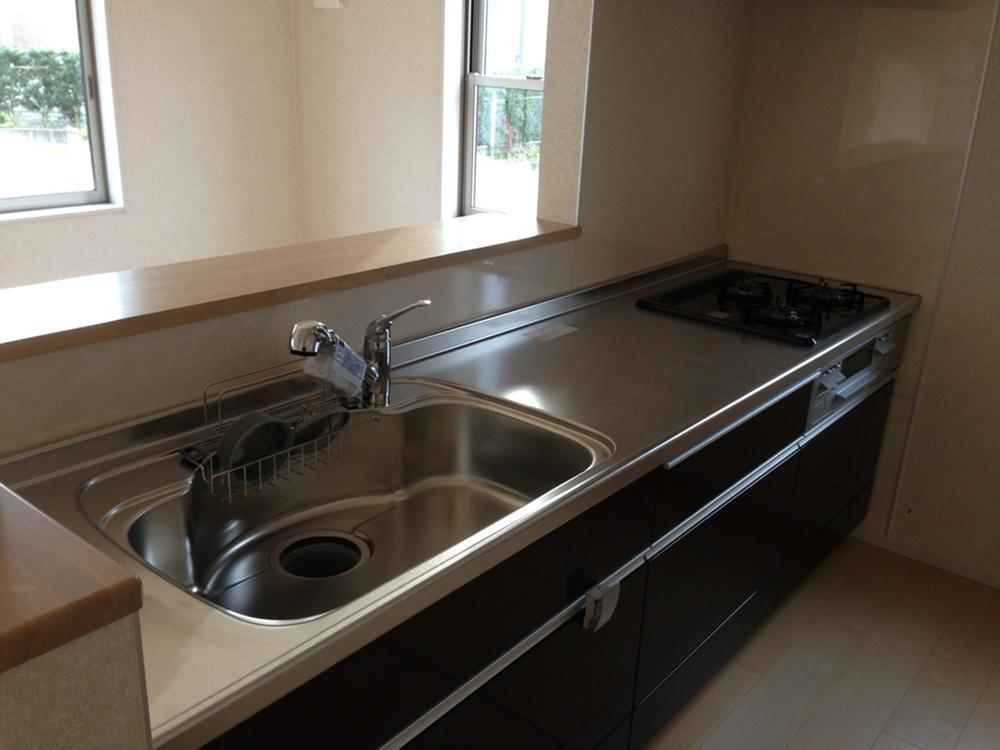 Kitchen. Since the space of the kitchen back also wide, Why not be the dishes with your family?