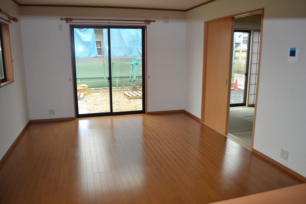 Same specifications photos (living). It is the same specification preview photo. Model house we have guidance. Please feel free to contact us.