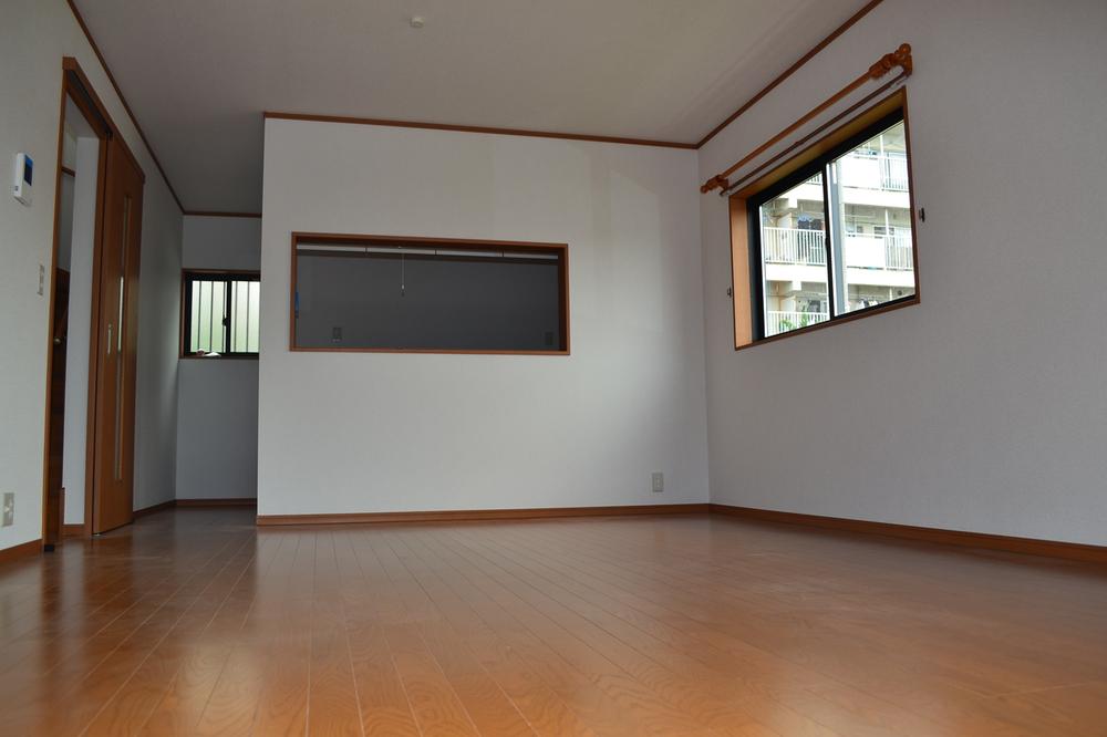 Same specifications photos (living). It is the same specification preview photo. Model house we have guidance. Please feel free to contact us.