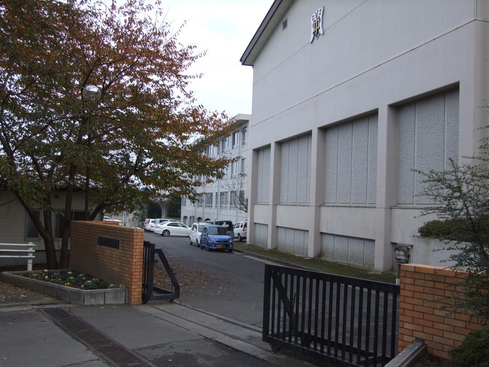 Junior high school. Higashitoyonaka 970m to school