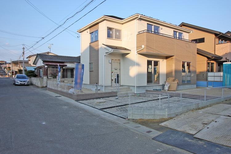 Local photos, including front road. Local (12 May 2013) Shooting