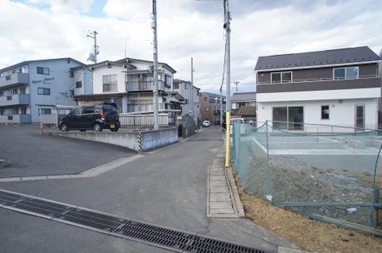 Local photos, including front road. Frontal road
