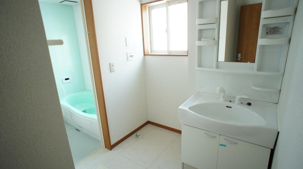 Wash basin, toilet. Same specification example