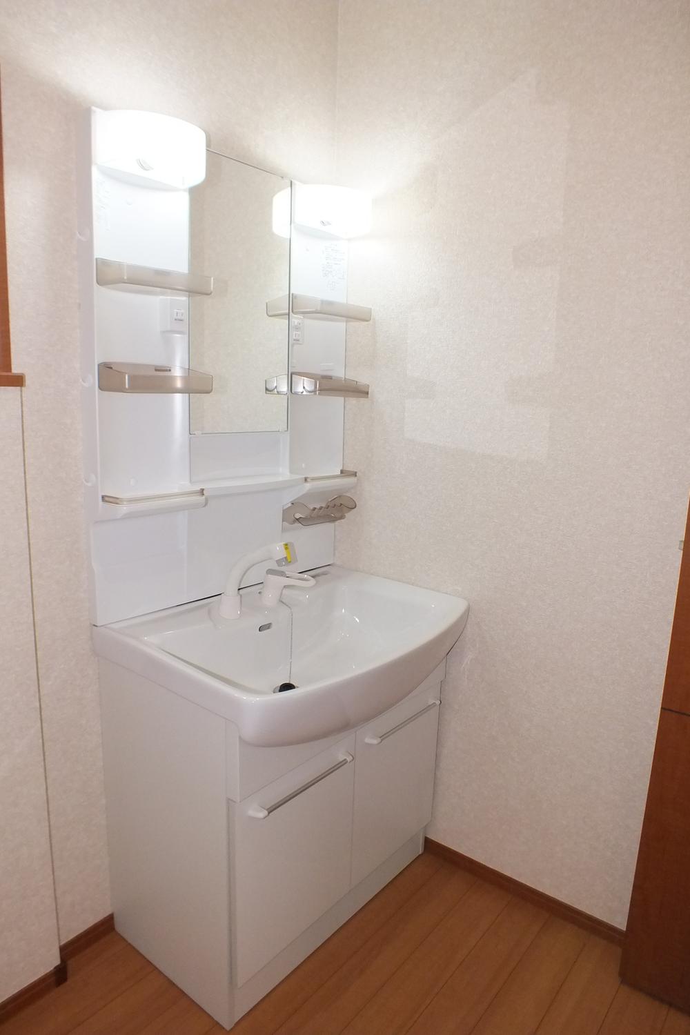 Wash basin, toilet. «Same specifications»