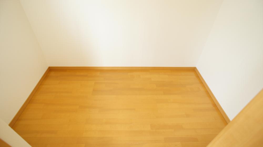 Receipt. Walk-in closet