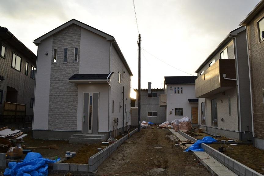 Local photos, including front road. 2013 November shooting