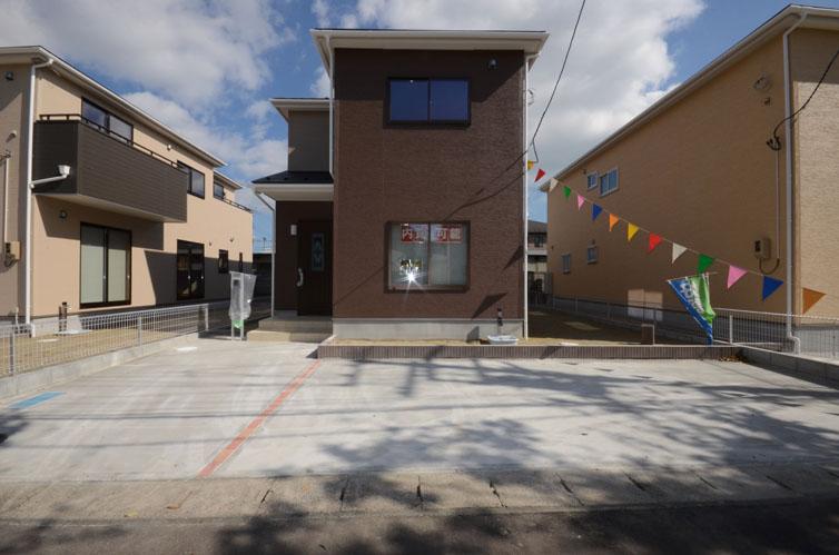 Local photos, including front road. Preview available