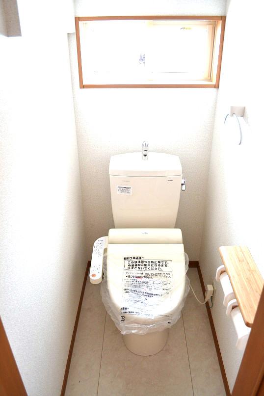 Toilet. Same specifications Bidet ・ Bidet ・ Auto power deodorizing ・ Seat sensor ・ Heating toilet seat ・ Toilet seat and lid soft closure ・ Timer power saving ・ Random power-saving ・ Toilet seat and lid one-touch detachable ・ Nozzle cleaning function ・ antibacterial