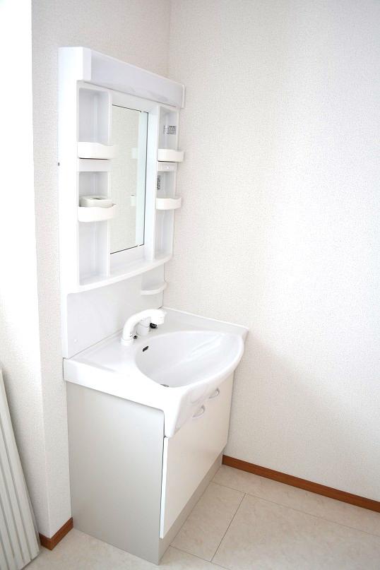 Wash basin, toilet. Same specifications Ceramic surface ball, Hose internal organs type of lift-up faucet, Base cabinet stuck to the usability, Storage shelves can be changed in height by a removable (^ 0 ^) /