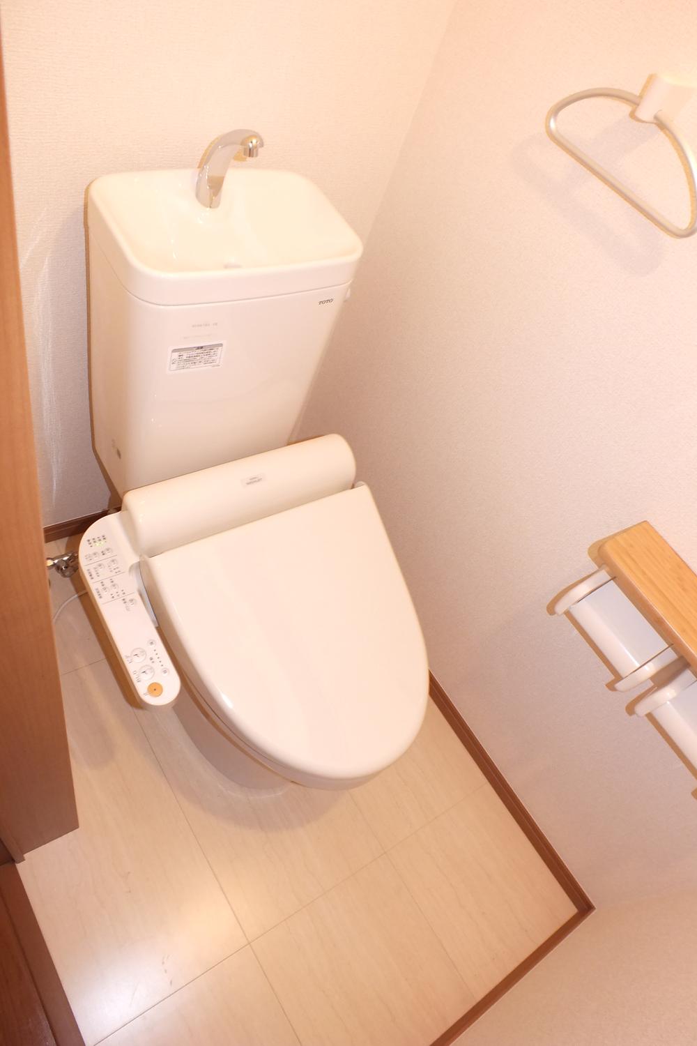 Toilet. Local (11 May 2013) Shooting