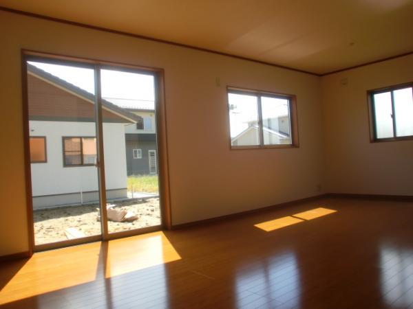 Same specifications photos (living)