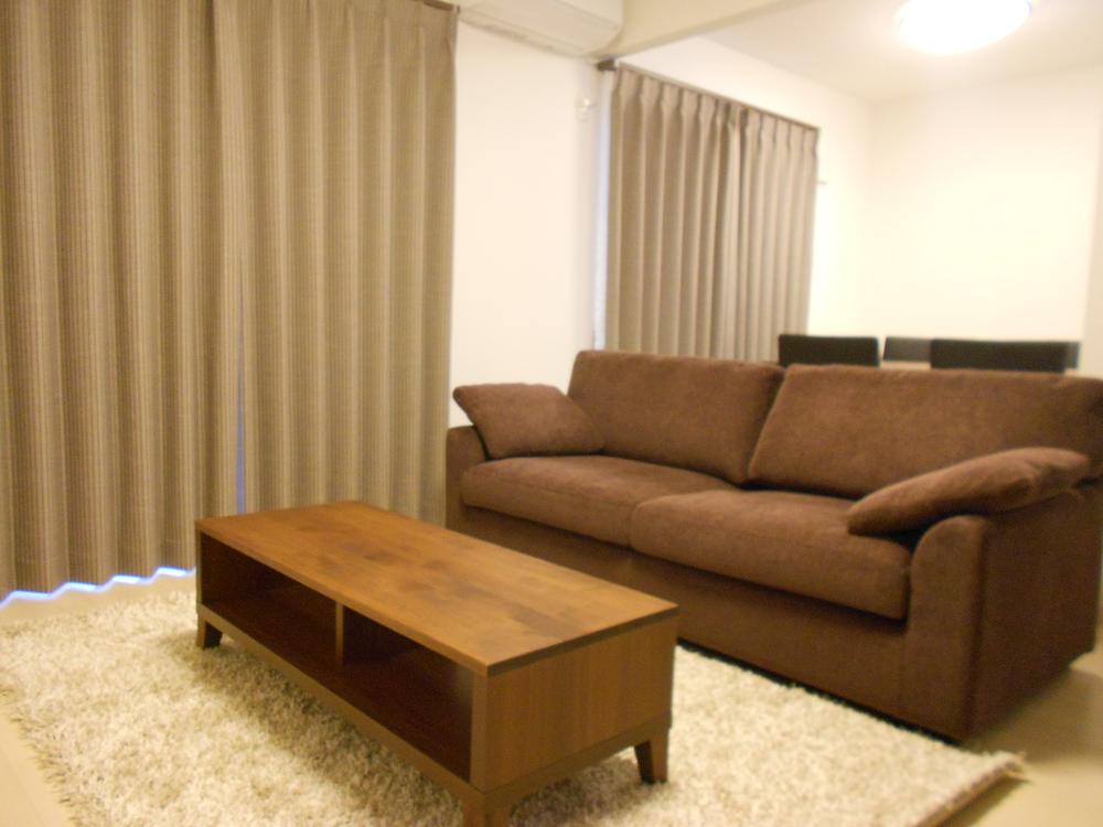 Living. Families gather LDK in the space of calm in the natural. (No.5 model house)