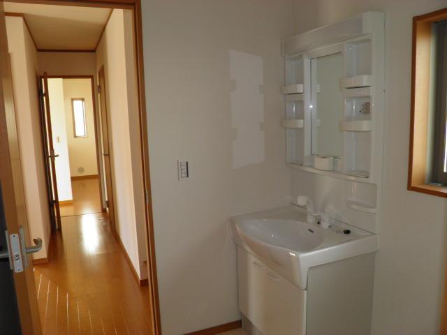 Wash basin, toilet. Building 2