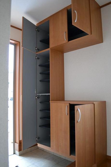 Entrance. Same specifications Shoes cloak