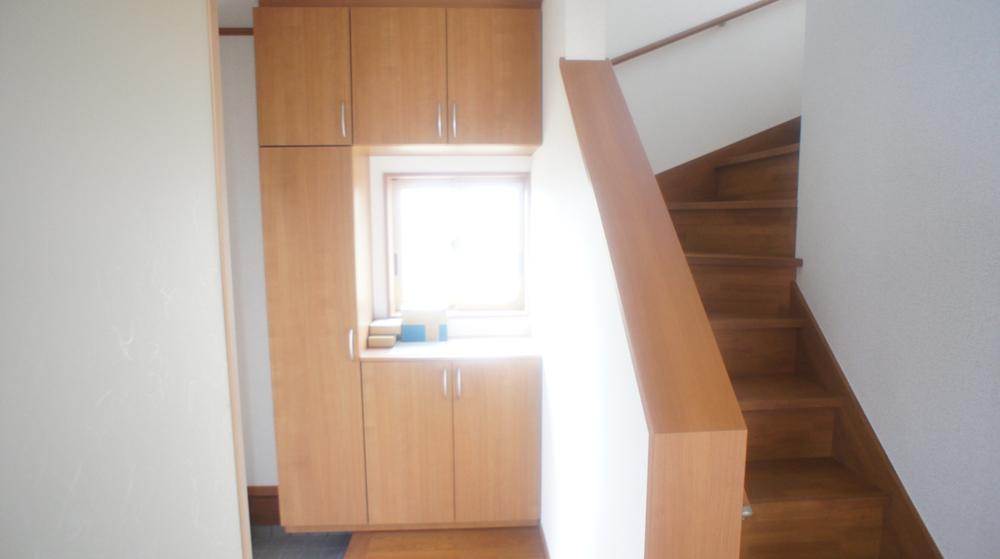 Entrance. Same specifications Photos