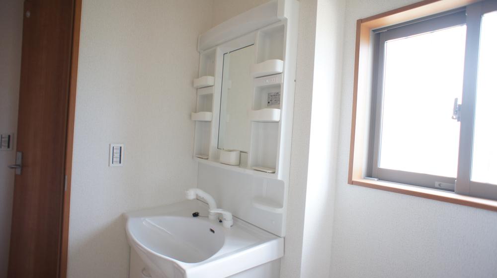 Wash basin, toilet. Same specifications Photos