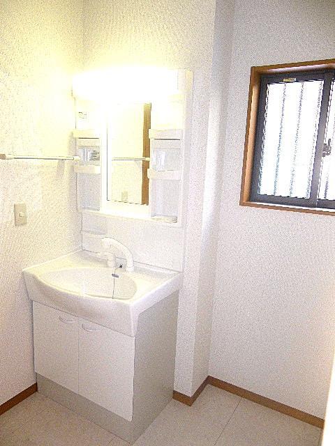 Wash basin, toilet. Same specifications Ceramic surface ball, Hose internal organs type of lift-up faucet, Base cabinet stuck to the usability, Storage shelves can be changed in height by a removable (^ 0 ^) /