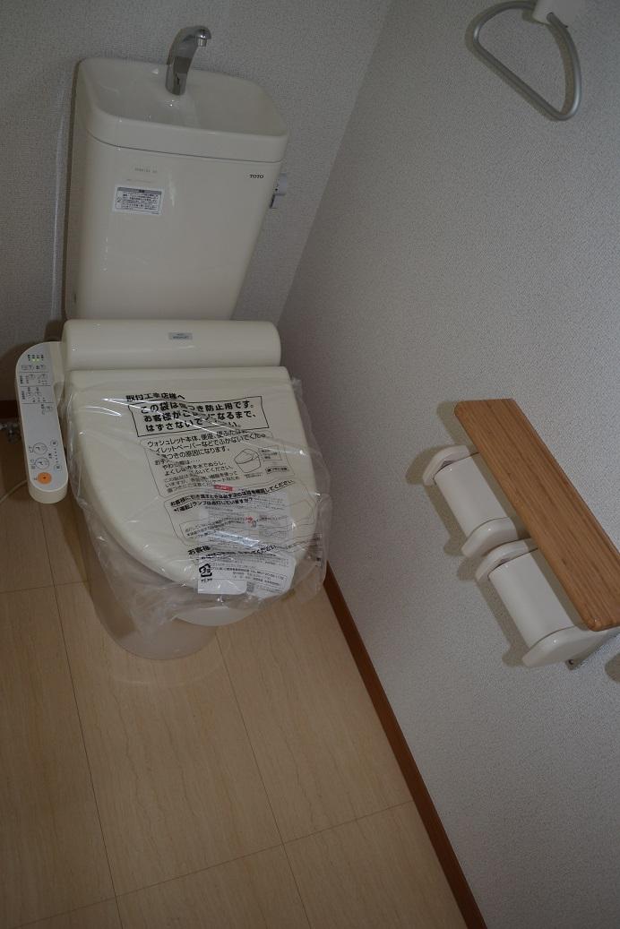 Toilet. Same specifications Bidet ・ Bidet ・ Auto power deodorizing ・ Seat sensor ・ Heating toilet seat ・ Toilet seat and lid soft closure ・ Timer power saving ・ Random power-saving ・ Toilet seat and lid one-touch detachable ・ Nozzle cleaning function ・ antibacterial