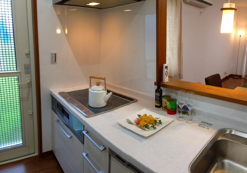 Kitchen. Panasonic face-to-face kitchen. It is all-electric homes which adopted the IH cooking heater. (March 2013) Shooting