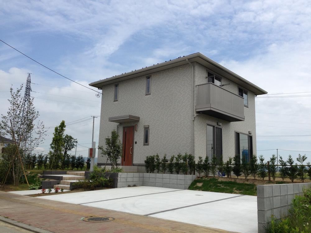 Compartment figure. JR Kogota Station walk about 5 minutes of good location. PanaHome original Kira Tech tile will produce a feeling of luxury.