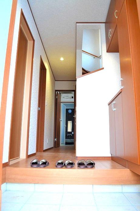 Entrance. Same specifications 1 Building