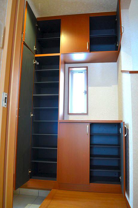 Other introspection. Same specifications Entrance Shoes cloak