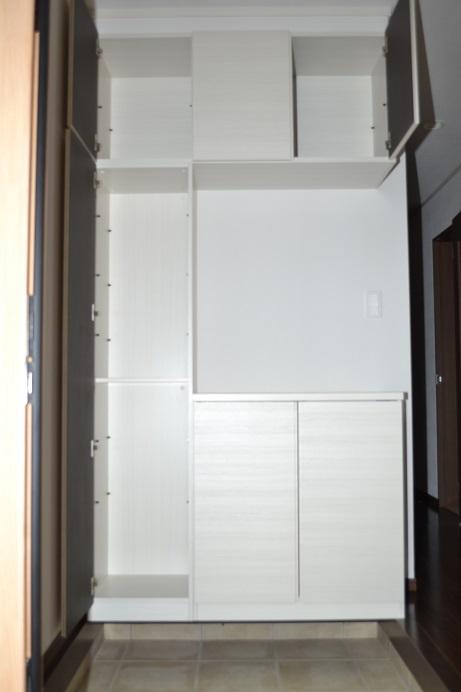 Entrance. Same specifications Shoes cloak