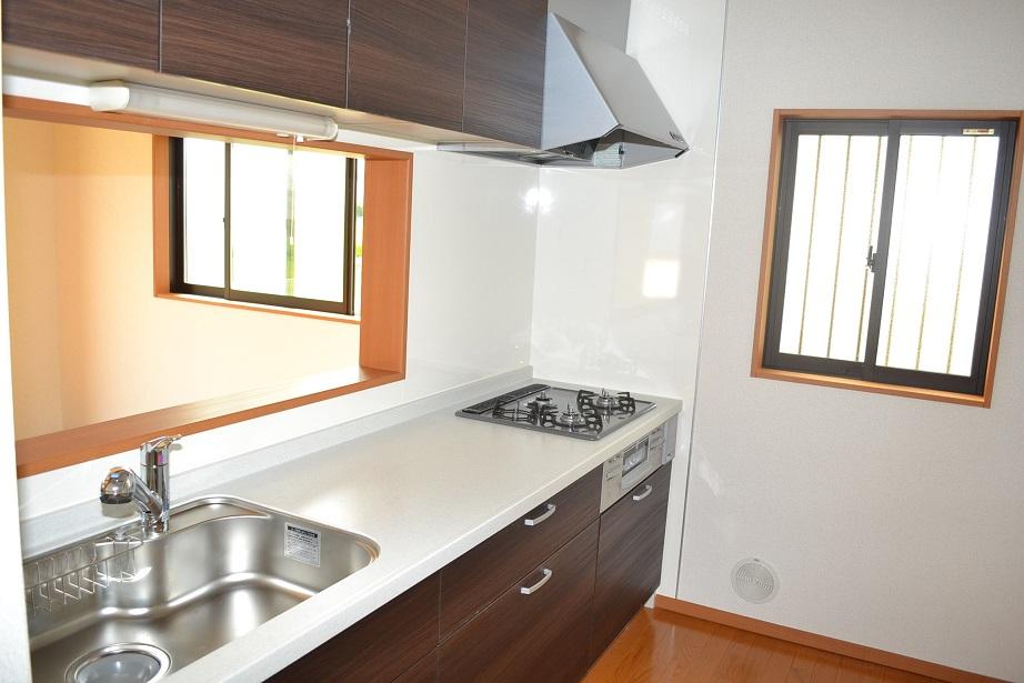 Kitchen. Same specifications Door is a high-pressure melanin panel, Countertops artificial marble, Gas appliance cleaning a breeze in the enamel top finish (^ 0 ^) / Water purifier integrated hand shower faucet, Also taken out comfortably with heavy storage products in the swing down Wall