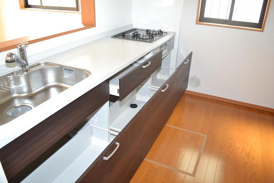 Same specifications photo (kitchen). Same specifications Door is a high-pressure melanin panel, Countertops artificial marble, Gas appliance cleaning a breeze in the enamel top finish (^ 0 ^) / Water purifier integrated hand shower faucet, Also taken out comfortably with heavy storage products in the swing down Wall