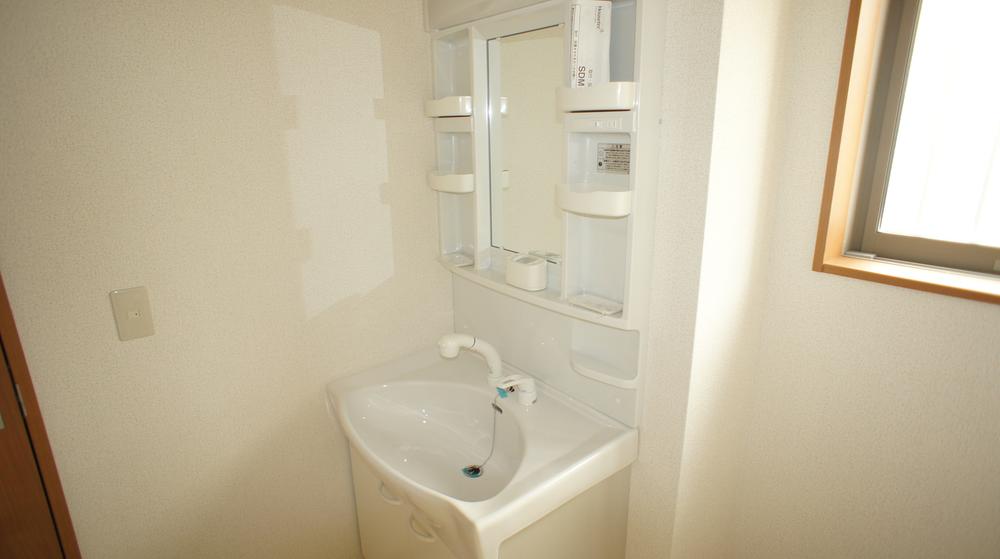 Wash basin, toilet. Same specification example