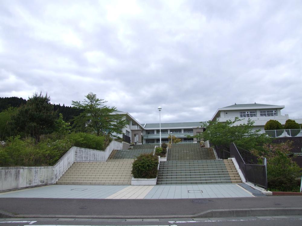 Junior high school. Watari 3080m until junior high school