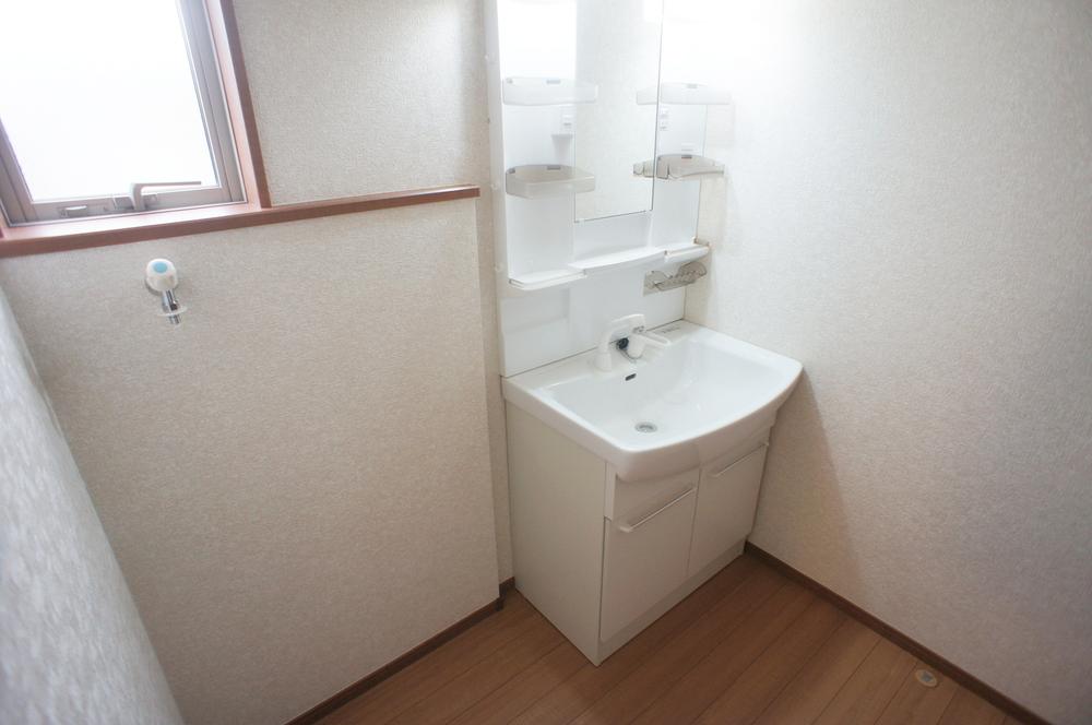 Wash basin, toilet. Same specification example