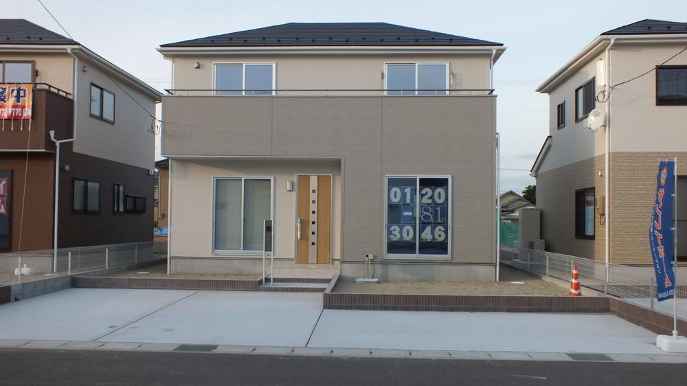 Local appearance photo. (2) Building