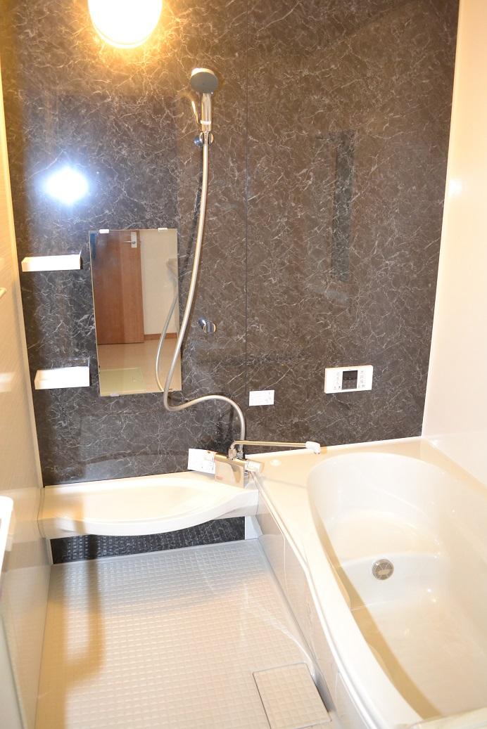 Bathroom. Same specifications Kururin poi drainage port we solve the complaints of cleaning by the force of the vortex (^ 0 ^) / Easy to dry the floor, Comfortable tub with bench considering the fun of bathing (^ 0 ^) /