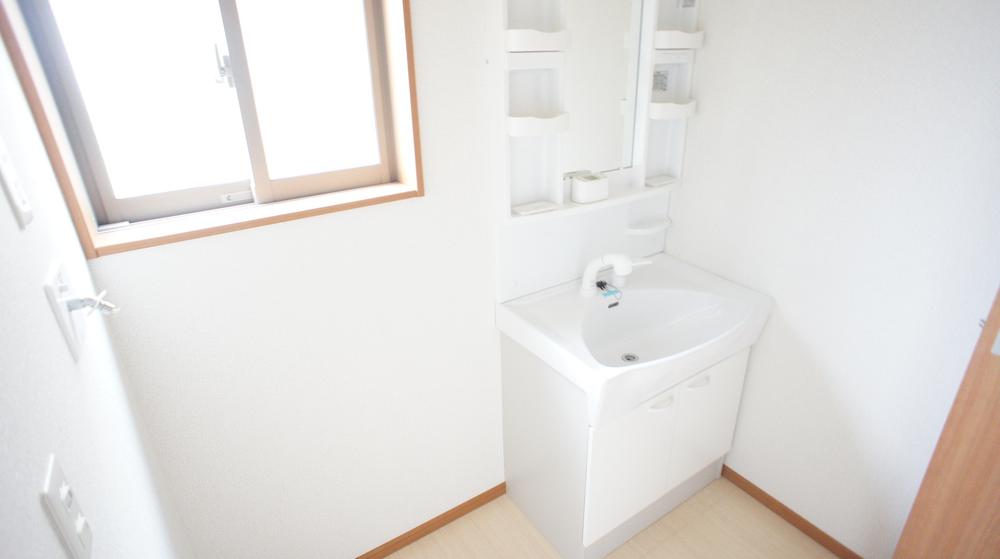 Wash basin, toilet. Same specification example