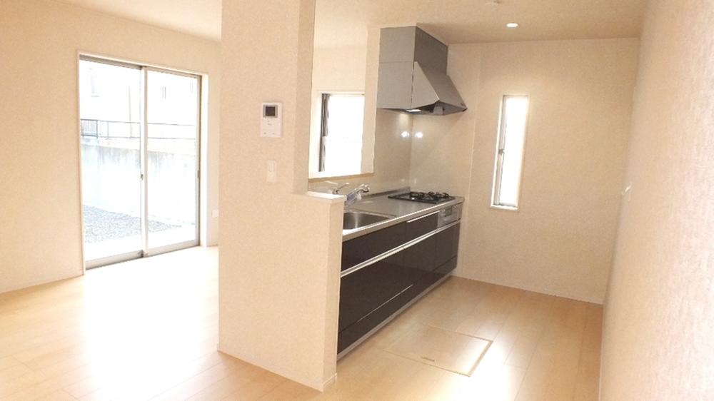 Kitchen. ◆ (9) Building ◆ Plenty of storage of system kitchen with a convenient slide stocker, such as floor cabinet ☆ Full of useful features! !