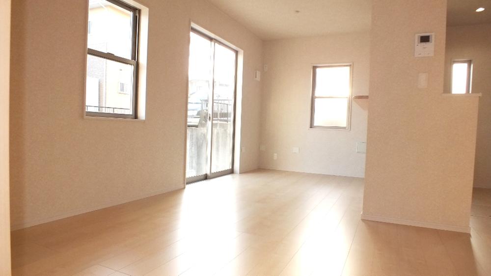 Living. ◆ (9) Building ◆