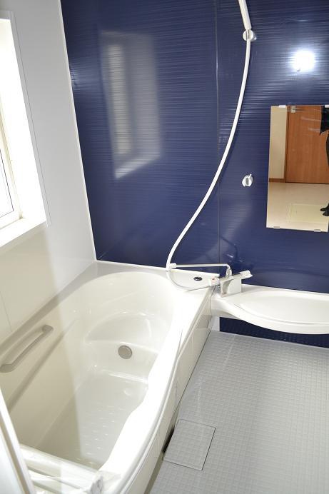 Bathroom. Same specifications Kururin poi drainage port we solve the complaints of cleaning by the force of the vortex (^ 0 ^) / Easy to dry the floor, Comfortable tub with bench considering the fun of bathing (^ 0 ^) /