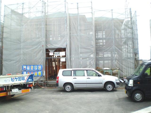 Local photos, including front road. 5 Building: local (October 2013) Shooting