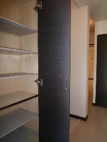 Entrance. Boots also Easy storage. Shoe box.