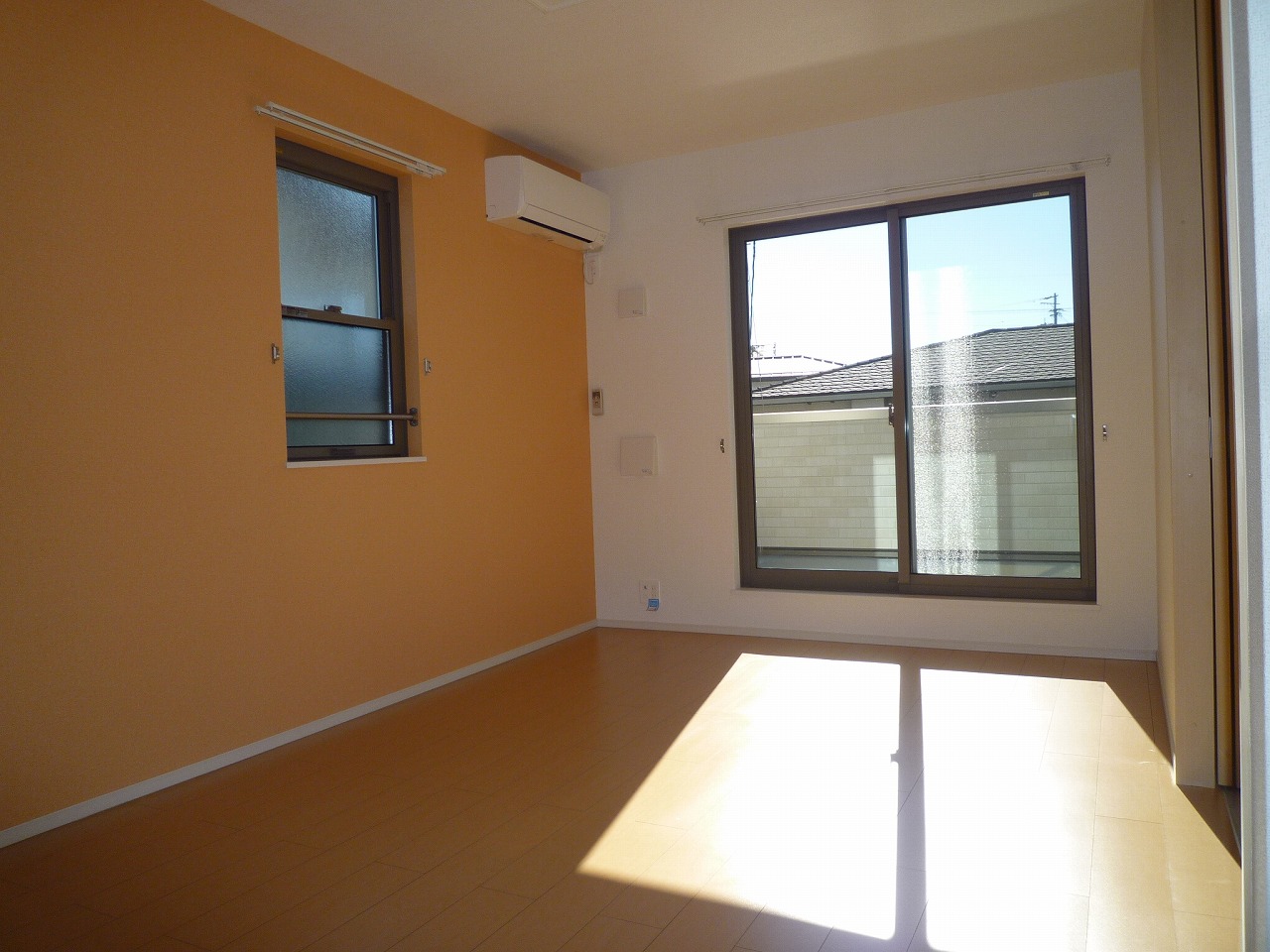 Living and room. Inverted type (Room 201)