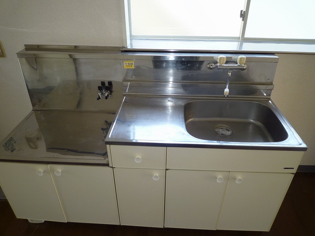 Kitchen. Photo corner room (no side windows)